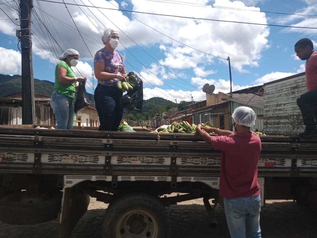 Camacã: Secretaria de Assistência Social vai a Jacareci e distribui alimentos e máscaras